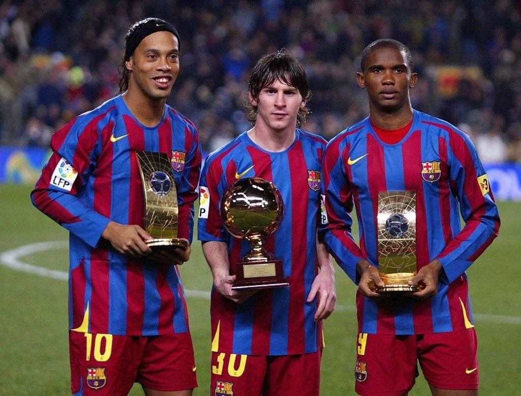CuriosidadesEU's tweet photo. Samuel Eto'o: "Não. Ele jogou comigo, é diferente. Messi jogou comigo. Não joguei com o Messi. Na minha época, o Messi jogava comigo. É totalmente diferente" https://t.co/gFgzgc1oIW