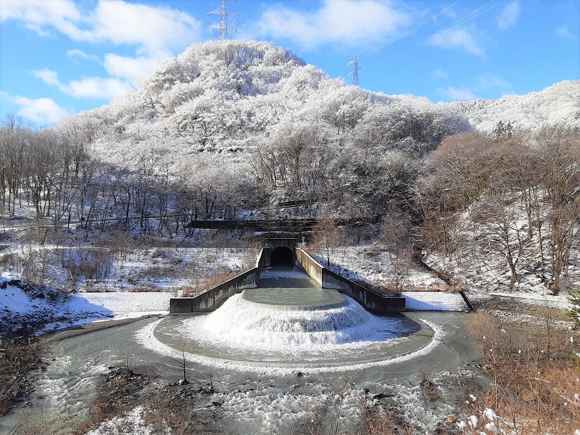 mlit_mibuso's tweet image. ◇#三峰川総合◇
週末の雪で、美和ダムや周辺の山々は真っ白になりました。よく晴れた空に美しく映えています。
#国土交通省 #ダム #三峰川 #伊那市 #美和ダム #美和湖 #水しごと