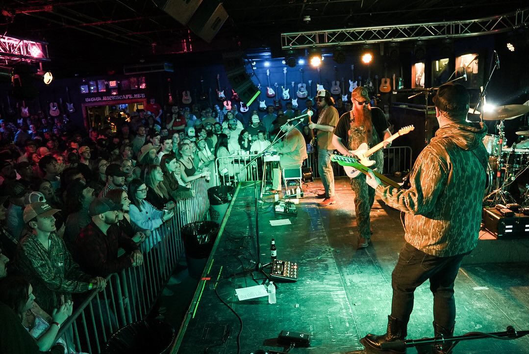 49winchester's tweet photo. Baseball, @MossyOak &amp; a sold out show at @ricksstarkville! Thanks for an incredible first visit to Starkville, MS 🌳 #InstantOldFriends 

📷: @brennankato14 https://t.co/wraWwnrsZg
