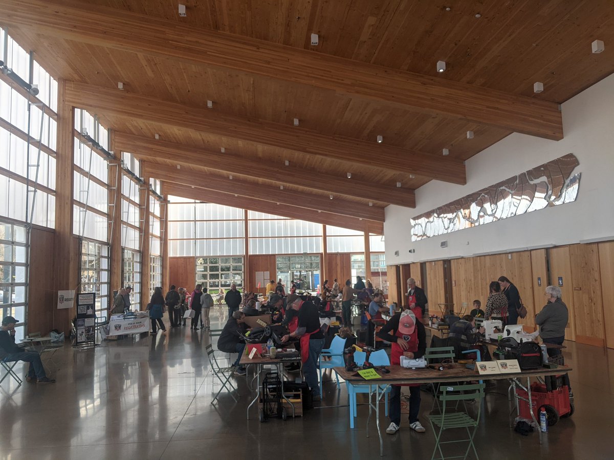 SolarpunkSEED's tweet photo. Fix-It Fair! Farmers Market Pavilion. Every community could have ever-present space and resources for repairing items.
#solarpunk #fixitfair #righttorepair #eugene https://t.co/GhAaV8wq54