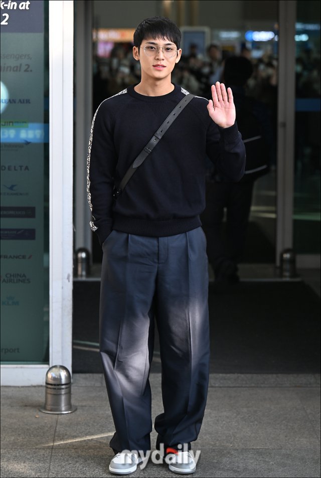 gyumedia's tweet photo. @Dior #민규 DEPARTURE TO PARIS FOR DIOR F/W 2024 

MINGYU AT PARIS FASHION WEEK
#민규in파리_디올패션위크
#MINGYUxDIORFW24 @Dior https://t.co/ful00osIJI