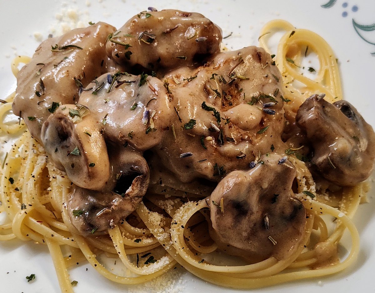 Tonight's menu is an #Italian dish: Pollo alla Boscaiola (or at least my version of it). Chicken in a creamy white wine sauce with mushrooms served over linguini. #CowboyTroyCooks #HickHopKitchen #mangiare #DinnerIdeas