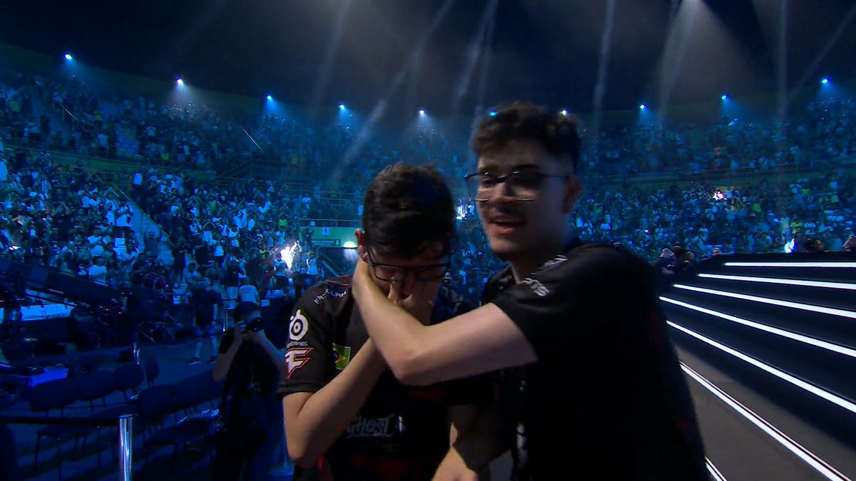 esports's tweet photo. Twin brothers
Two rival teams
One Grand Finals

But no love lost. This is esports  🫶

#SixInvitational https://t.co/zx5d2PIjnx