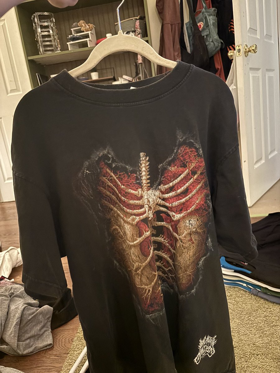 FEARLESSREl's tweet photo. @bmthofficial hey i got a shirt on one of your tour stops and its mis printed and it looks rlly bad on but i love it so much, im so disappointed i paid am for it to be wrong https://t.co/q54YaU34v3