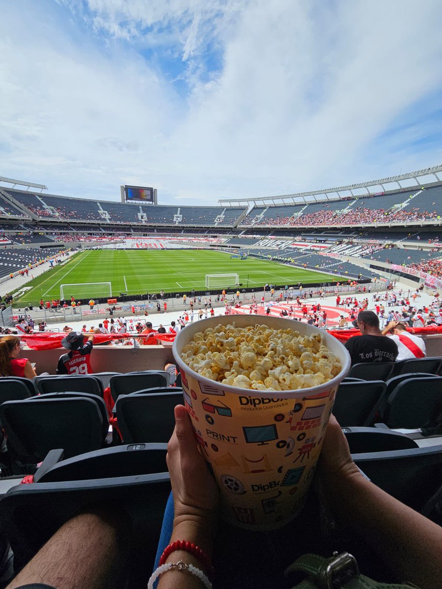 Esto explica el silencio. Van al cine los tipos.