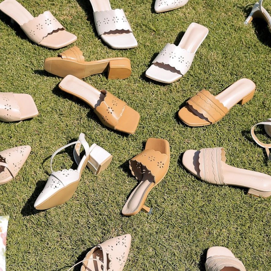 AliatulAqila's tweet photo. The design is so timelessssss!! For those yang baju raya vibes vibes dulu boleh pakai dengan this heels! So cantik😍 https://t.co/MV8Kw8nmSt