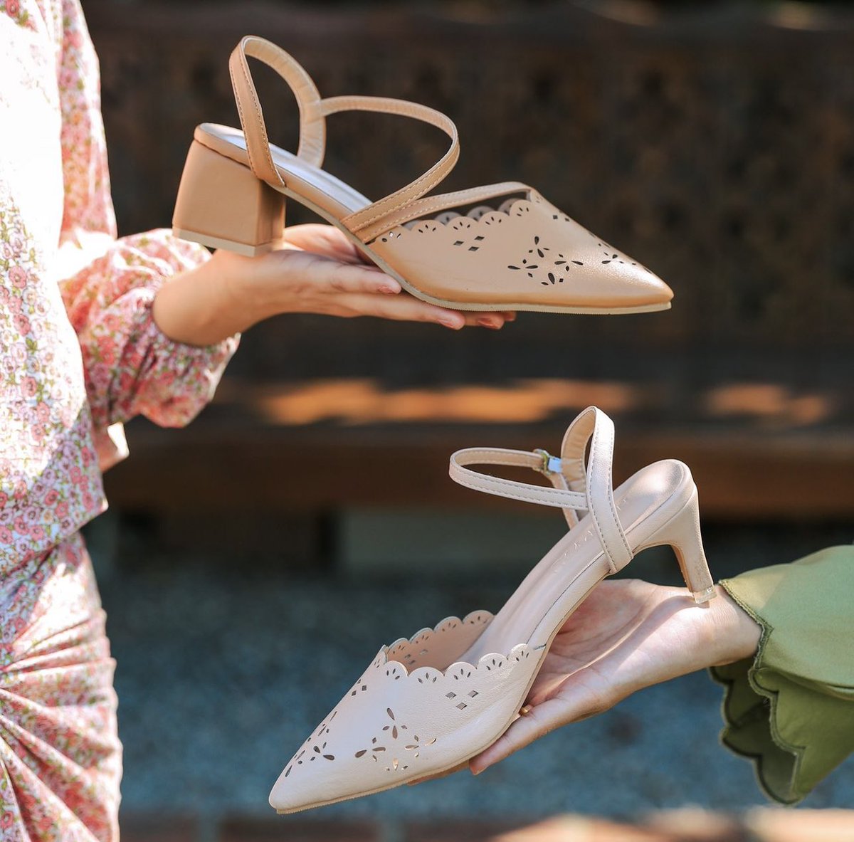 AliatulAqila's tweet photo. The design is so timelessssss!! For those yang baju raya vibes vibes dulu boleh pakai dengan this heels! So cantik😍 https://t.co/MV8Kw8nmSt