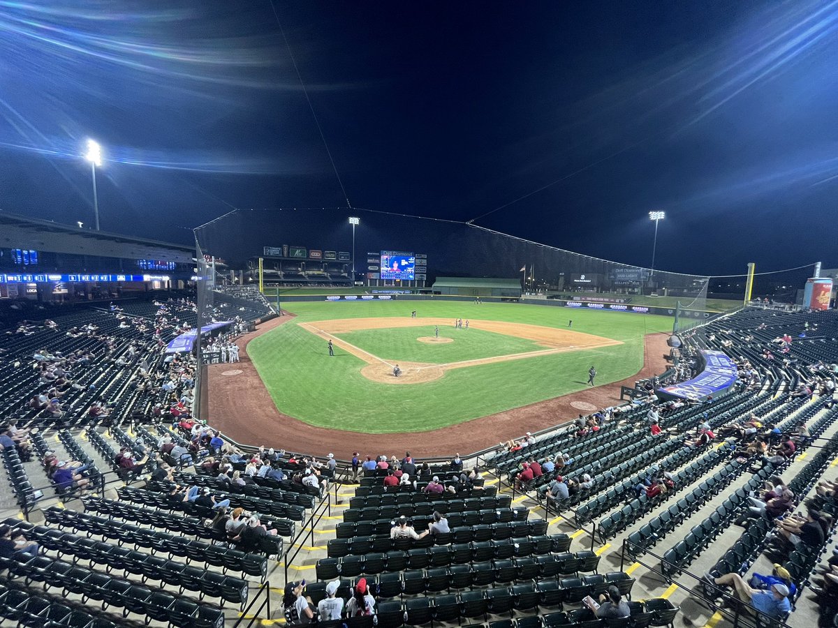 B6 | @wsucougarbsb earn a run off a walk with the bases loaded and leave them that way, @TxStateBaseball grab two runs off a two-RBI single from @RashawnGalloway, with the bases loaded Mora walks for a run. D. Powell is hit by a pitch, advancing another run to take the lead,…