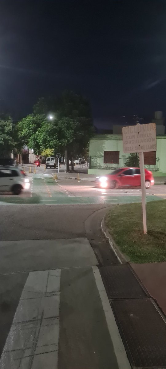 Este es el único cartel de la ciudad que indica a los vehículos que se encontrará con una ciclovia de doble mano. La señaletica es también educación.  Este año seguiremos solicitando agregar señalética para disminuir los siniestros viales #desidia