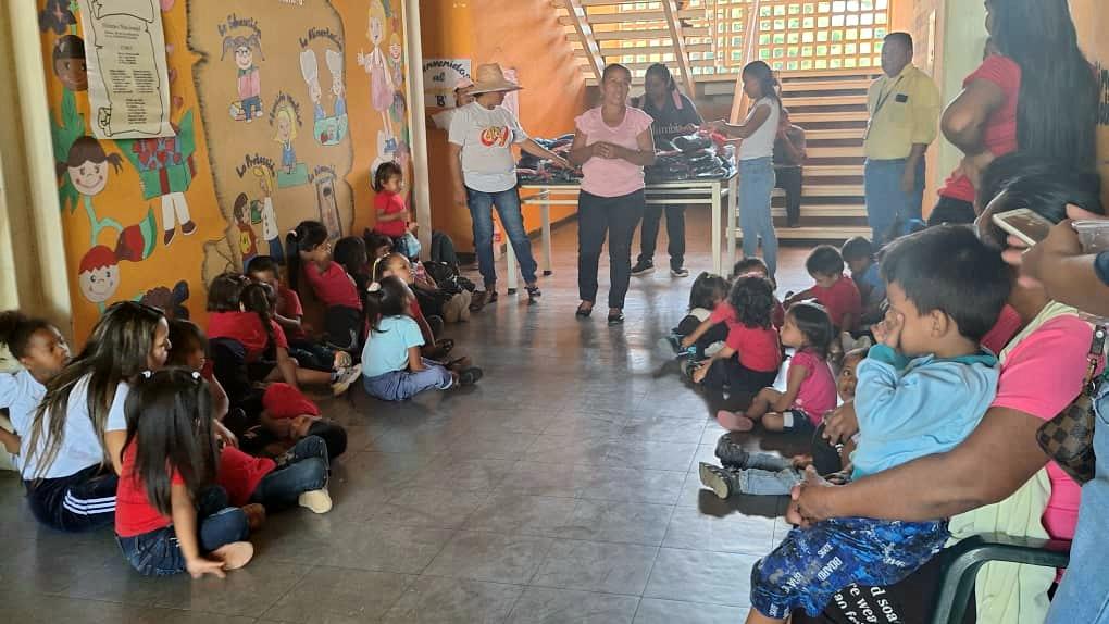 MaryParra_ZEA's tweet photo. "Programa del 1x10 del Buen Gobierno a través de la VenApp implementado por el Presidente @NicolasMaduro  beneficia a más de 2400 estudiantes en los municipios Manapiare, Autana y Río Negro"

@_LaAvanzadora 
@GOB_MiguelR 
@AmazonasCd35297 https://t.co/cdpoHZpg87