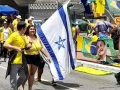 Quando se sentir um trouxa lembre-se que bolsonaristas compram bandeira de Israel com estrela de cinco pontas, sendo que a oficial são seis pontas.
