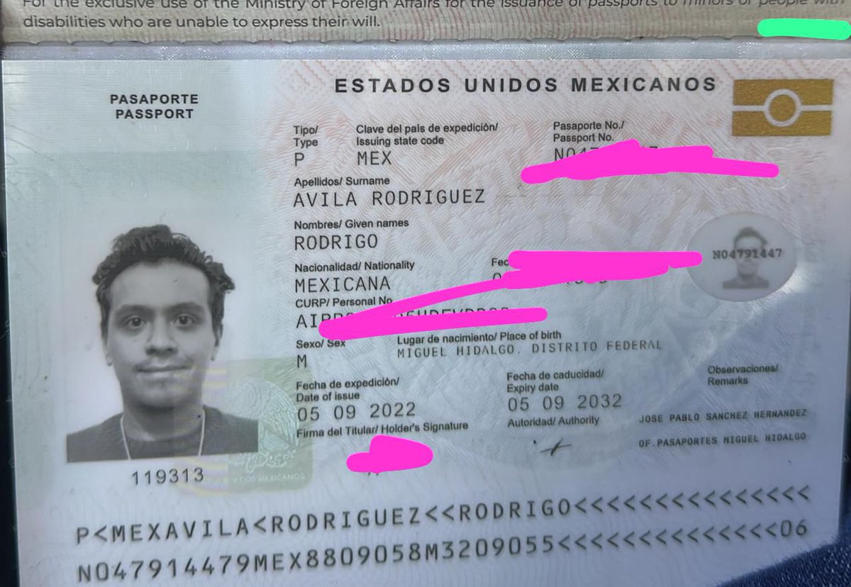 Twitter has tu magia!!! Recompensa!! Y MUY buena a quien me regrese mi pasaporte 😭 #EDC PORFAVOR RT!! 😭😭😭