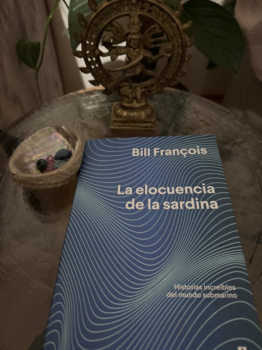 “… y que conserves el recuerdo como quien recoge una caracola en la playa. Y también que de vez en cuando lleves esa caracola al oído. Parece ser que en ella se oye el mar”
• La elocuencia de la sardina •
@BillFrancois24 
🌊 💧🐟🐋🩵