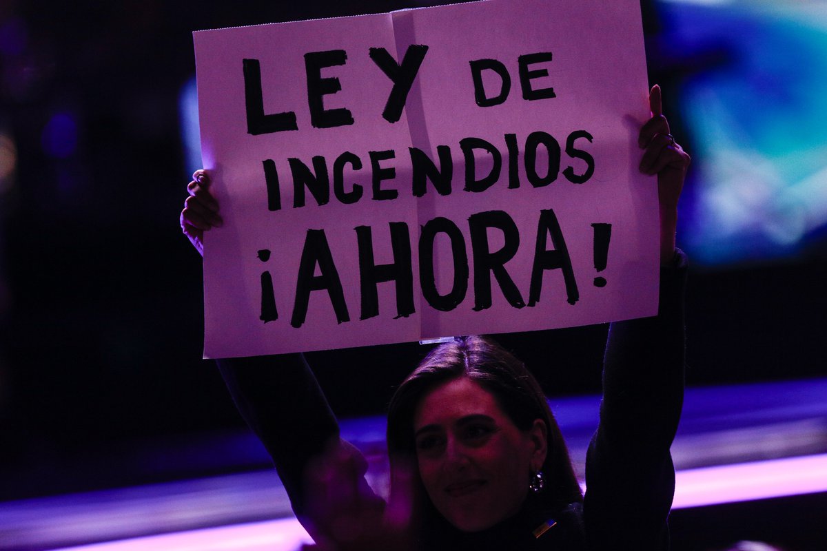thecliniccl's tweet photo. “Ley de incendios ahora”: 

El cartel de la alcaldesa Ripamonti en el inicio de #Viña2024 que tuvo un sobrio tributo a las víctimas de los incendios https://t.co/U1bdgQe7gs