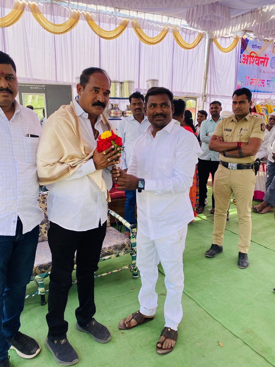 jaysing358's tweet photo. एका सर्वसामान्य कार्यकर्त्याच्या घरातील लग्न समारंभाला माझे नेते @NitinSDinkar साहेब उपस्थीत राहीले त्याबद्दल खुप खुप धन्यवाद . #NitinDinkar https://t.co/xyWU0OUNCe