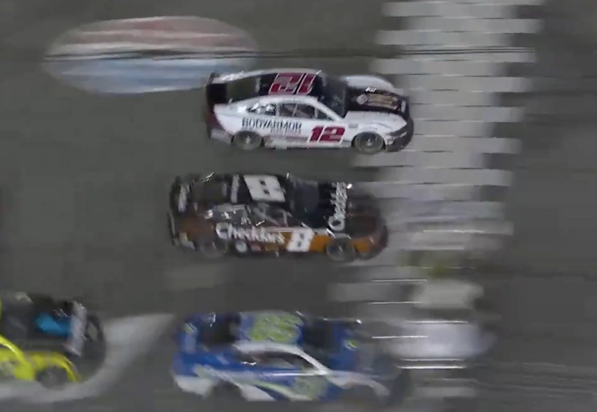 TearOffFR's tweet photo. Pendant ce temps, le finish en #NASCAR ! 🤯 🏁

On ne peut que penser à CARS là ! 🤷🏼‍♂️ https://t.co/lcGk6vxFax