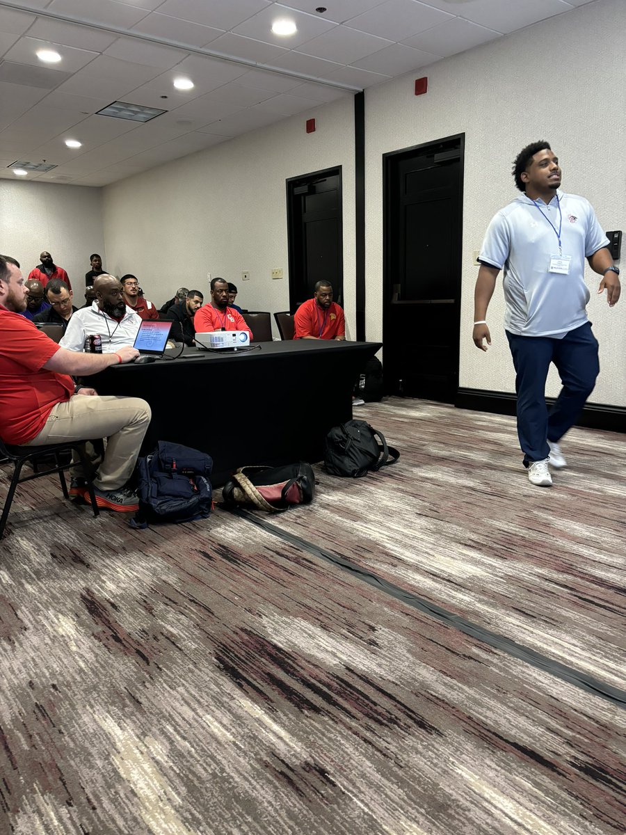 It was a honor to talk about QB development at @GlazierClinics this past weekend in Houston. Thank you @CoachOFagan for giving me the platform to teach and share my passion.