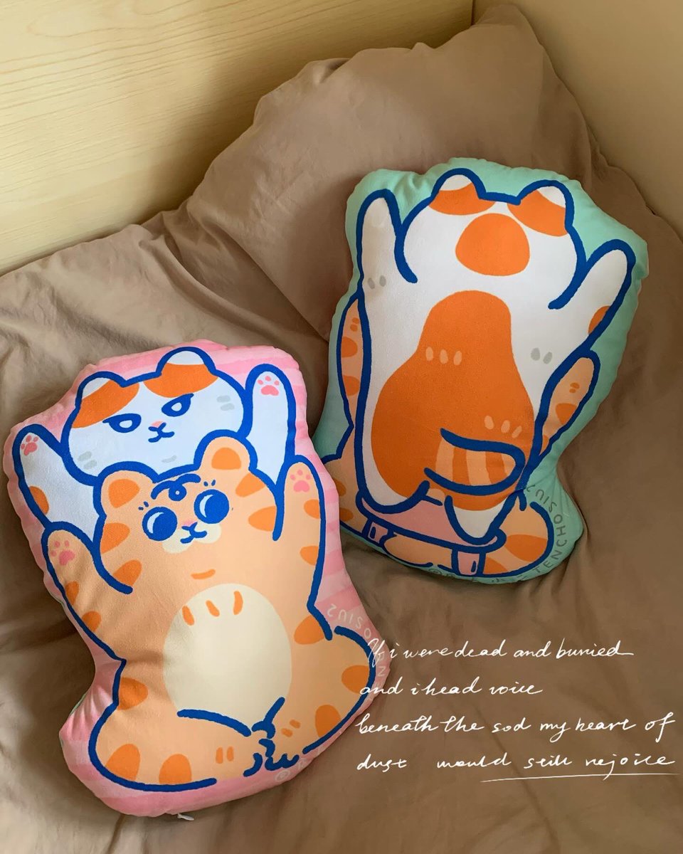 MikoFan5's tweet photo. 一眼心動‼️ 抱枕做出來了
｜無論躺着抱着都安逸

本來想說
概念來自默默在背後努力支持我地嘅🐱🐯
一時又想不起
到底他們有做過甚麼好貓好事😅💬

#原創  #插画 #イラスト #ねこ #貓貓日常 #드로잉 #고양이  #macau #illustrators #動画 #喵星人 #kitten  #drawing #comic #抱枕 #cushion https://t.co/k8RtGDWuzf