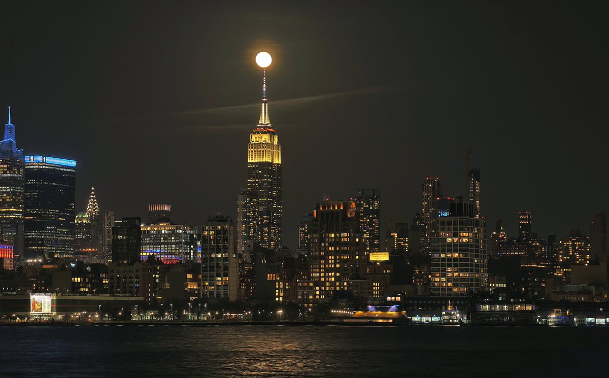 Gary Hershorn (@garyhershorn) on Twitter photo A 98 percent Snow Moon rises behind the Empire State Building in New York City, Sunday evening #newyork #newyorkcity #nyc <a href="/EmpireStateBldg/">Empire State Building</a> #moon #SnowMoon A 98 percent Snow Moon rises behind the Empire State Building in New York City, Sunday evening #newyork #newyorkcity #nyc <a href="/EmpireStateBldg/">Empire State Building</a> #moon #SnowMoon
