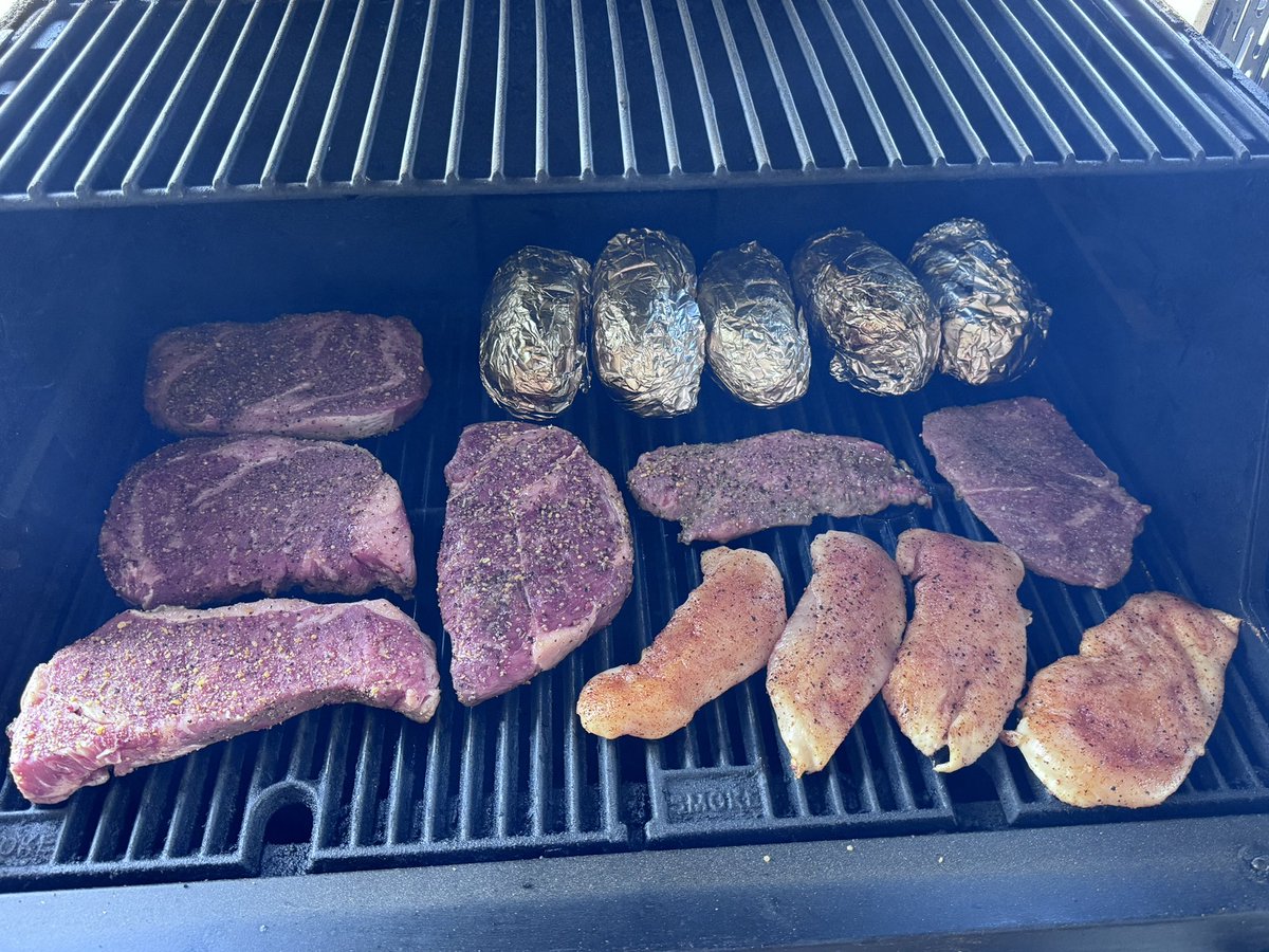 CaperOne's tweet image. Beautiful Sunday with the fam!! #Ribeyes #NewYorks #Shrimp &amp;amp; #Chicken #ChillinNgrillin #ChefCAPER #Masterbuilt800