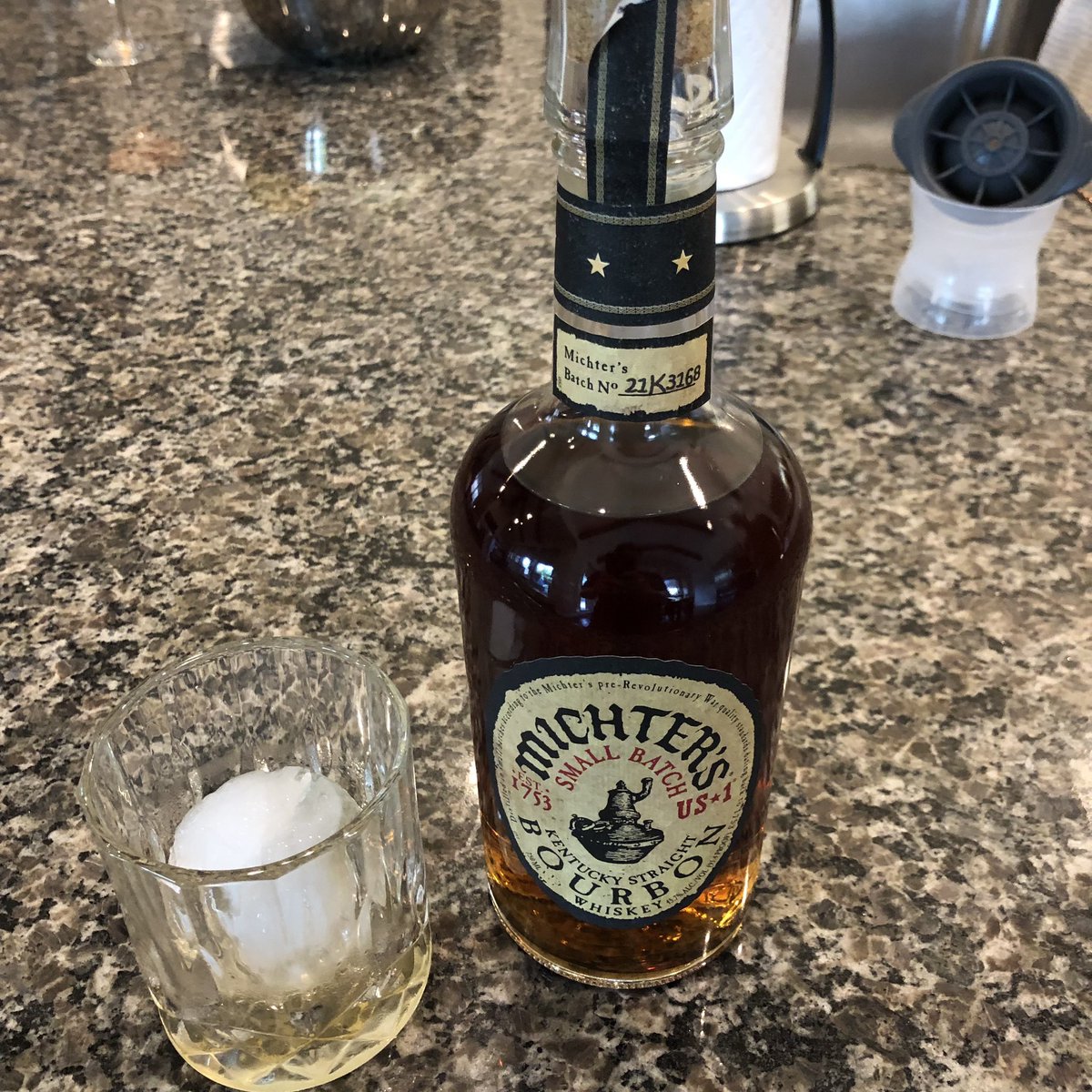🥃 Sunday Sips: Michter’s Small Batch bourbon, 91.4 proof, on a big rock (finished too soon).

#bourbon #whiskey #dad #dadlife #sunday #smallbatch #lifewithkids #family #ontherocks @MichtersWhiskey
