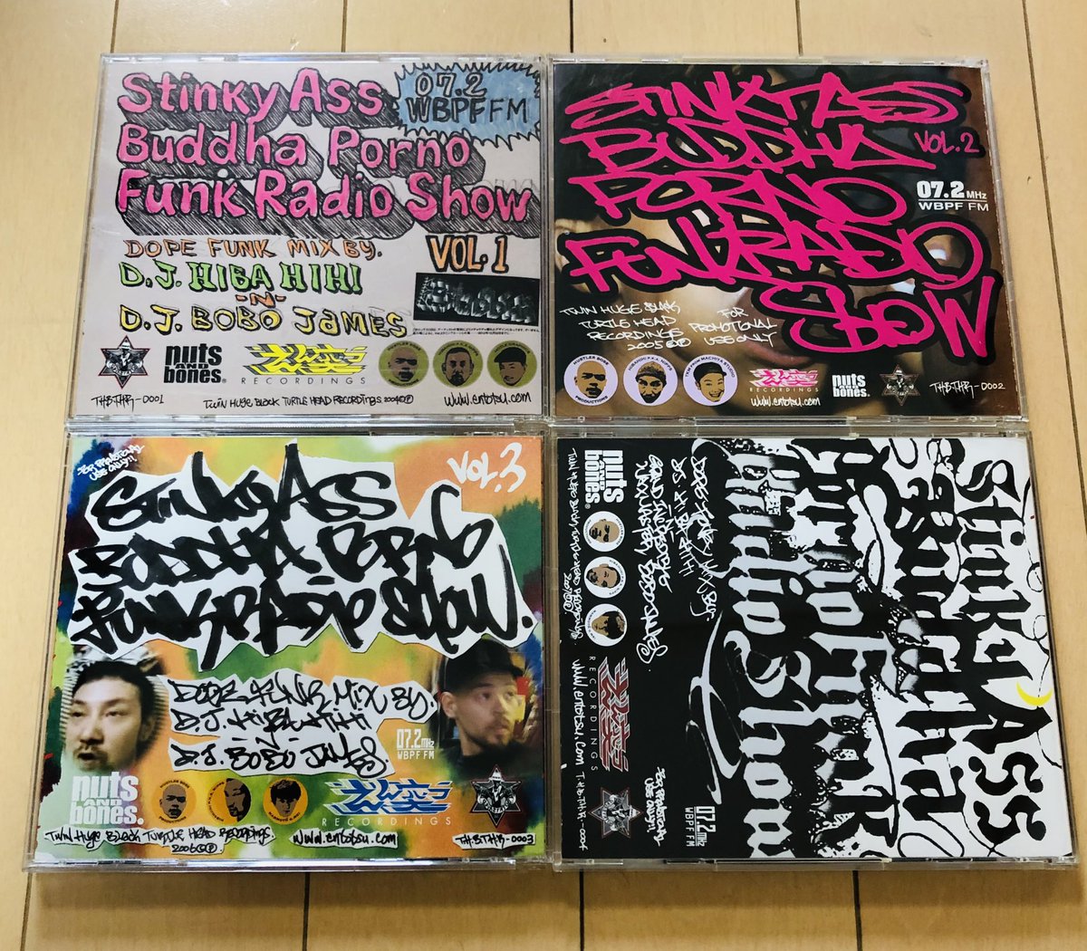 VinylDealerBB's tweet image. #DevLarge と #Nipps の架空ラジオプログラム(ミックスCD)のイカれまくったアートワーク、全4作品のジャケ/裏ジャケ/盤面/中ジャケのデザインはこんな感じ。アンコールで出したようなVOL.0(右下)はともかく、並べて見ると回を重ねる毎にちょっとずつパワーダウンしてる気も。。#BuddhaBrandを止めるな