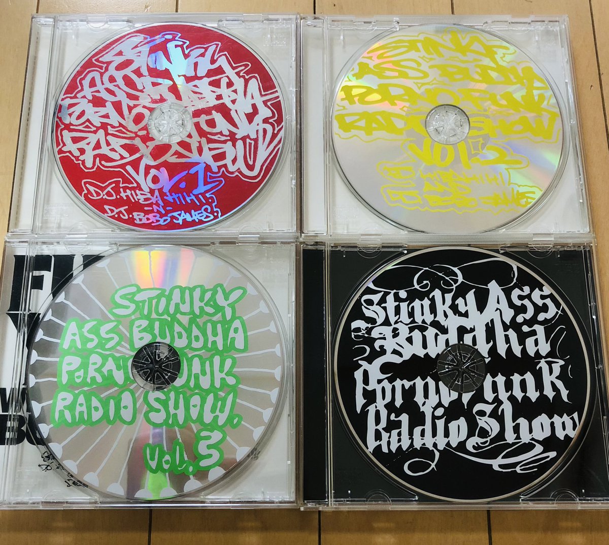 VinylDealerBB's tweet image. #DevLarge と #Nipps の架空ラジオプログラム(ミックスCD)のイカれまくったアートワーク、全4作品のジャケ/裏ジャケ/盤面/中ジャケのデザインはこんな感じ。アンコールで出したようなVOL.0(右下)はともかく、並べて見ると回を重ねる毎にちょっとずつパワーダウンしてる気も。。#BuddhaBrandを止めるな