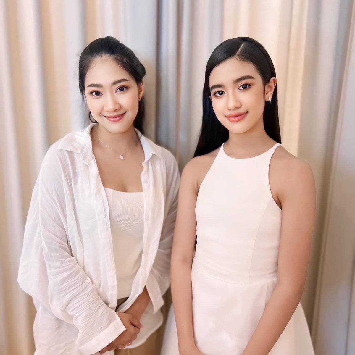 Thanis_Minzz's tweet photo. รู้สึกเป็นเกียรติมากที่ได้ถ่ายรูปกับเจ้าหญิงของแคมโบเดีย❤️🇰🇭
Such an honor to take pictures with the princess of Cambodia ❤️🇰🇭 https://t.co/jJMxaXwdtq