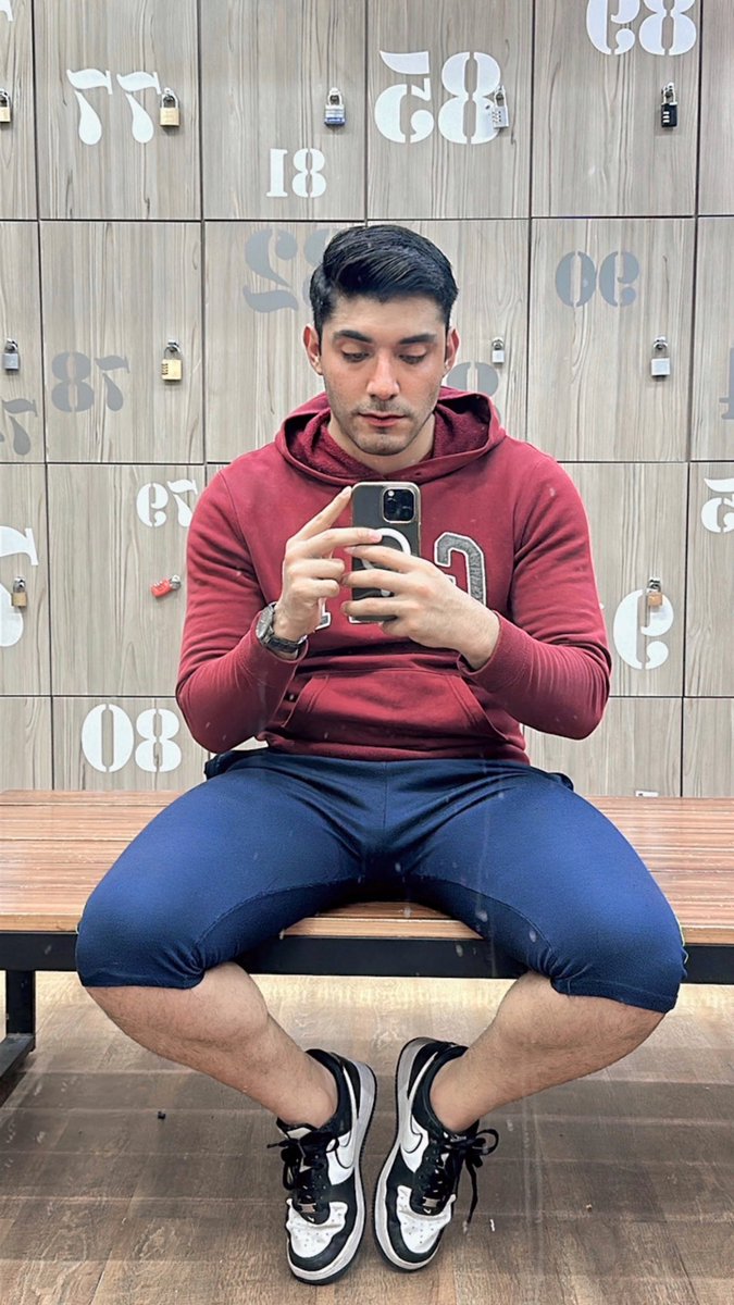 Saliendo del gym, cansado y con las piernas temblando, solo necesito donde sentarme 🥹

Instagram:Diegosanchez308