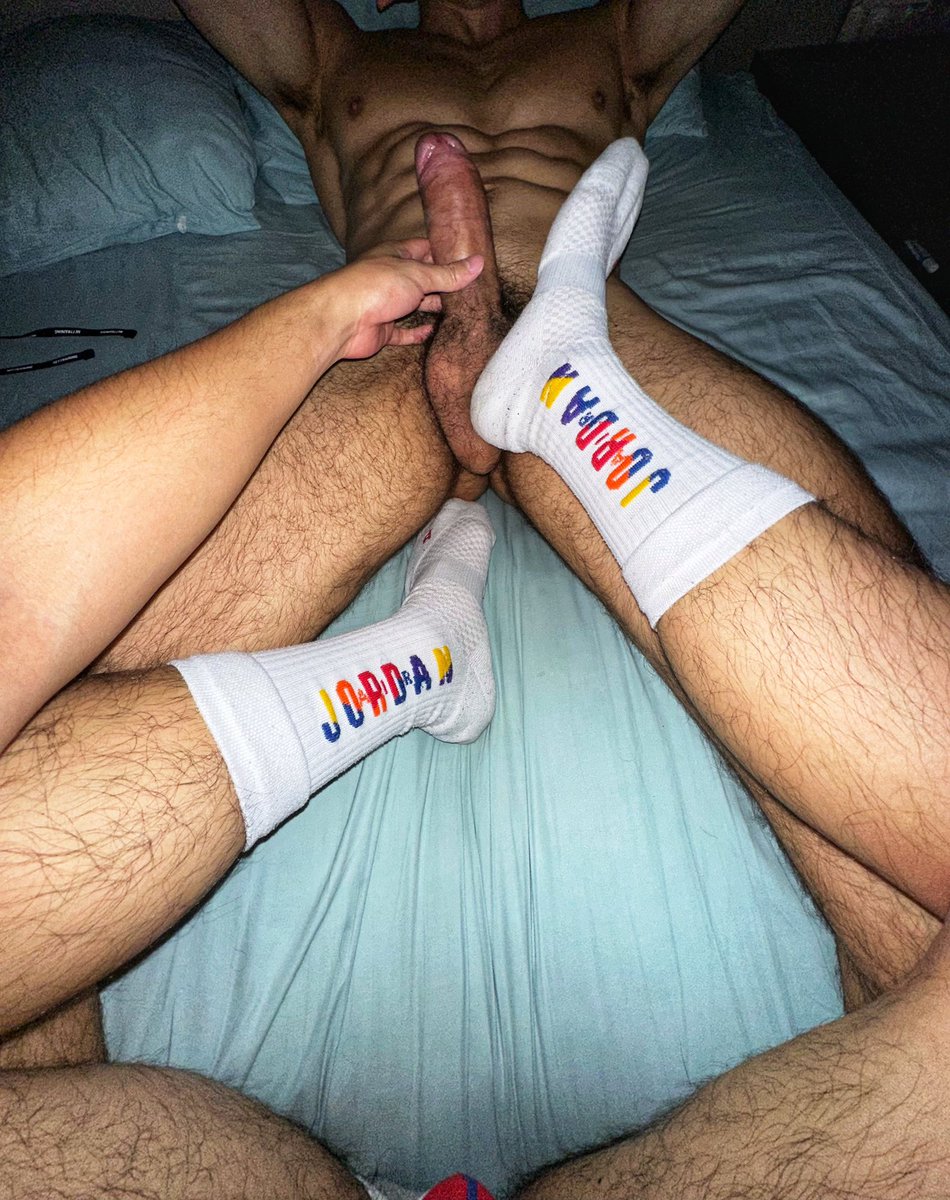 怎麼最近遇到很多一號😅 昨晚跟一個帥氣打球雙性的學生一起鬥劍，他的白襪好不好看？😏猜猜是誰？拍的影片下星期發！Lately running into many sexy tops, check out this bi student and his enticing Air Jordan socks. Check back next week for the video we made!