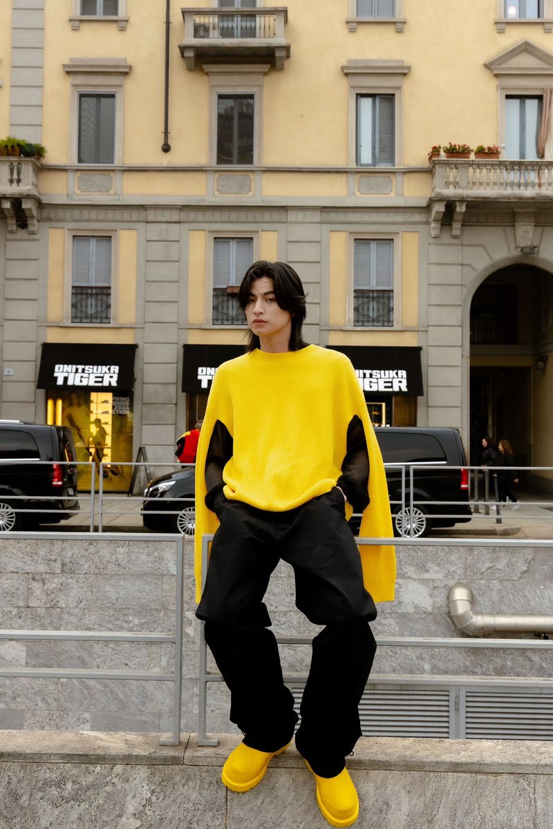 lipsmagazine_th's tweet image. #FASHION &apos;กลัฟ-คณาวุฒิ&apos; กับสองลุควันสบายๆในเมืองมิลานที่อวดโททัลลุคสุดชิคจากเเบรนด์ Onitsuka Tiger ในคอลเลคชั่นฤดูร้อน 2024

@gulfkanawut 
@OnitsukaTiger 
#OnitsukaTiger 
#DPromptCommunication
#LIPSMAGAZINE