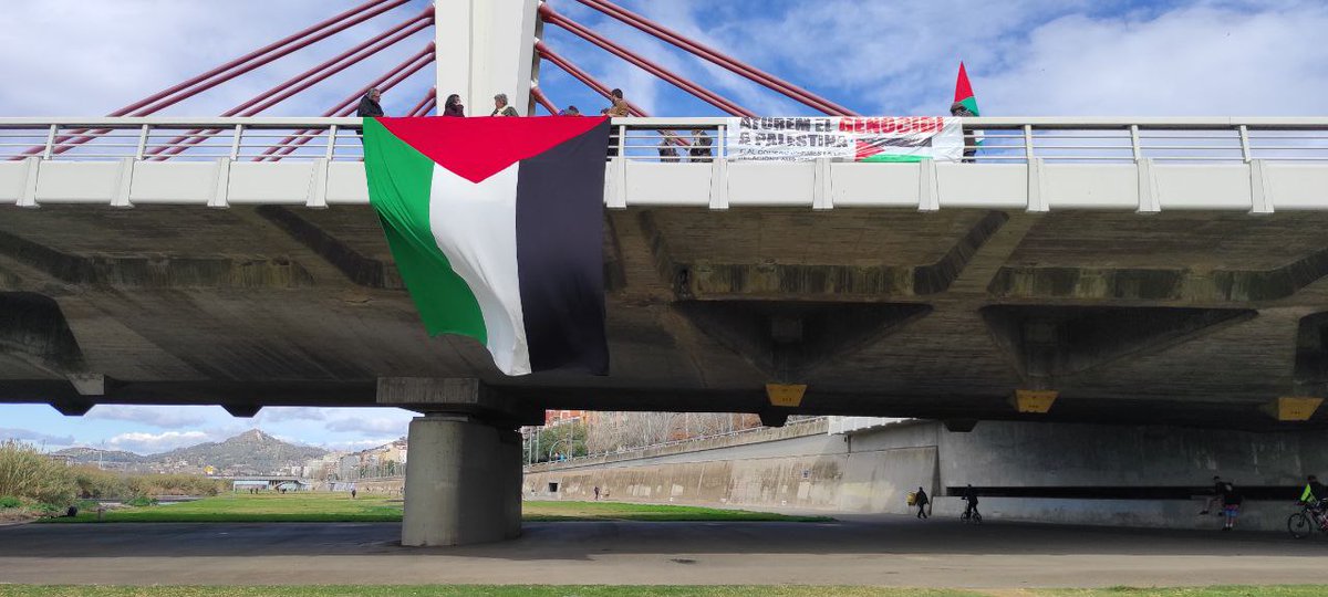 Segueixen les accions en suport al poble palestí

Un grup d’activistes pengen pancartes i despleguen una gran bandera Palestina des del pont de Can Peixauet. Diumenge van sortir als carrers de Barcelona diversos milers de persones.

Llegeix aquí ➡️ infograma.cat/segueixen-les-…
