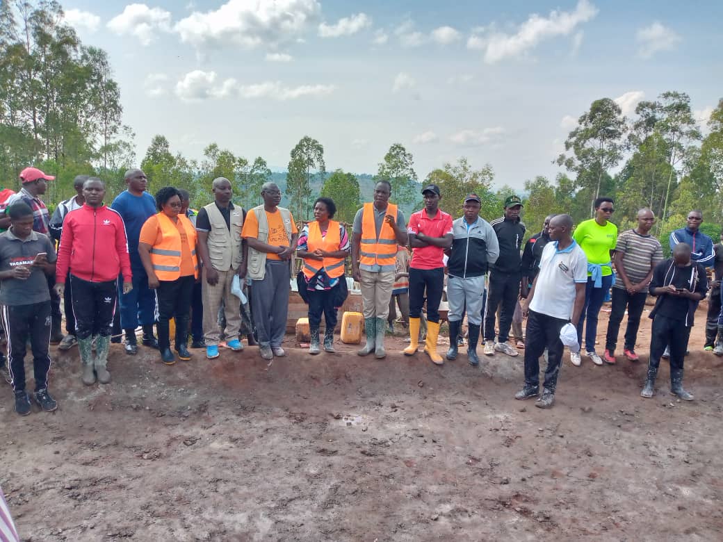 ShikirizaB's tweet photo. La @CBugendana va bientôt se doter d'un centre d'enseignement des métiers.
Ce centre est en cours de construction à la colline Kibungo par l'#ODAG & la @CBugendana.
Ce samedi, le Gouverneur de @Gitega a pris part aux travaux communautaires de construction de ce centre.
#Shikiriza https://t.co/7eRxc9lIoA