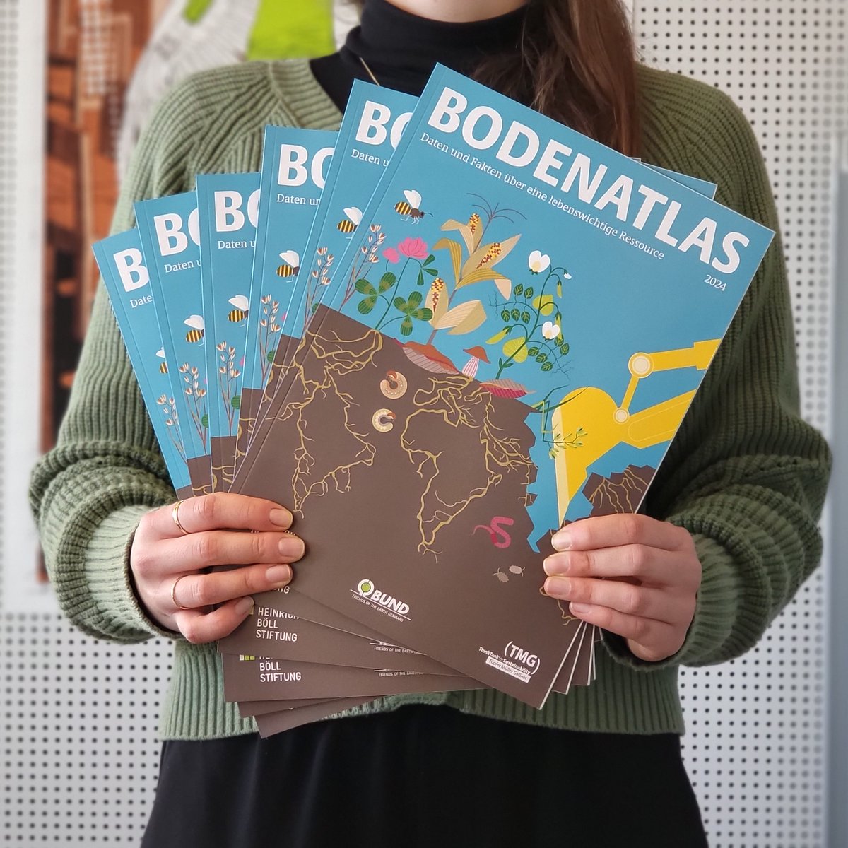 BoellStiftung's tweet photo. 🌿🌿 Unser #Bodenatlas präsentiert Daten und Fakten über die Bedeutung und den Zustand von Land, Böden und Ackerflächen. Ihr könnt ihn kostenlos online lesen oder bestellen auf https://t.co/3JpQlwhxIi 💚

Eine Kooperation mit @bund_net und @TMG_think. https://t.co/hru2Yg67nz
