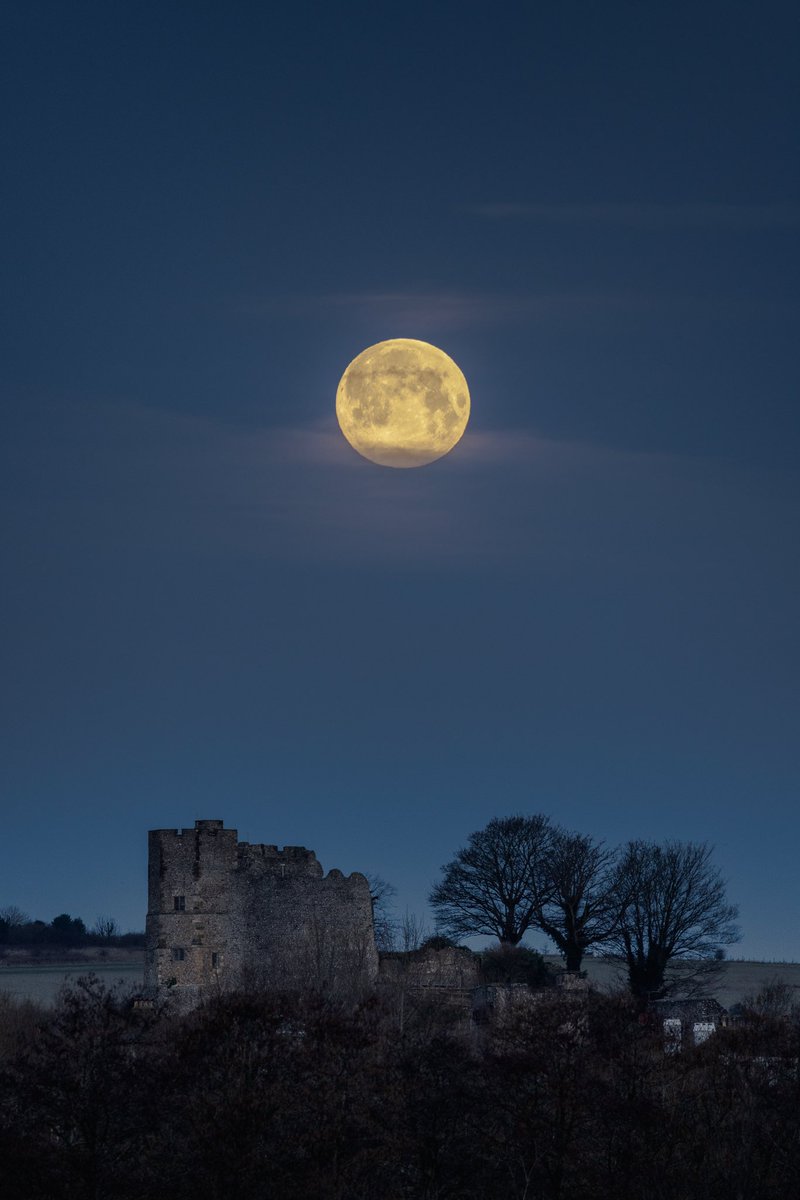 Early morning 
Lewes castle with snow Moon 

#Wexmondays #Appicofweek #sharemonday2024 
#PhotoOfTheDay #ThePhotoHour #fsprintmonday #snowmoon #Lewes  
@CanonUKandIE @enjoylewes @VivaLewes