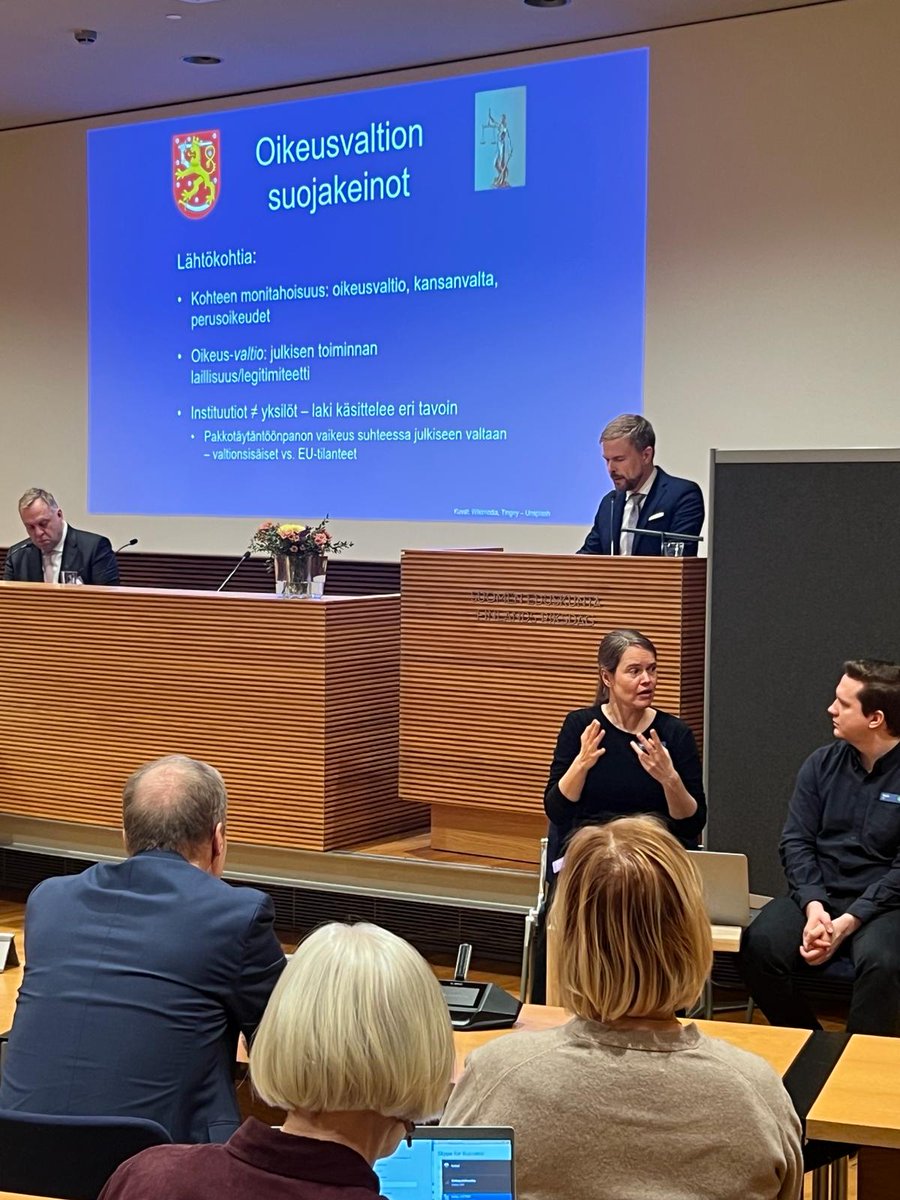 "#Oikeusvaltio llisuus ei ole pelkkiä lainkohtia, siihen sisältyy myös valtiosääntörakenteita, menettelytapoja, oikeuskulttuuria. Oikeusvaltion turvaamiseksi tarvitaan jatkuvasti reaktiivisten suojakeinojen lisäksi proaktiivisia suojakeinoja." <a href="/PekkaPohjankos1/">Pekka Pohjankoski</a> puheenvuorossaan.