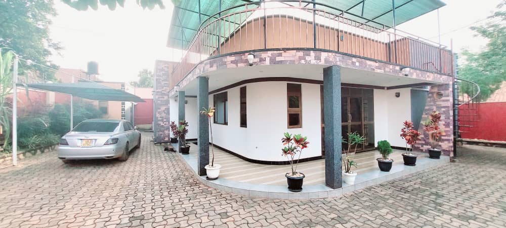 shukranproperty's tweet image. NAMUGONGO TOWN.
#4bedrooms #3bathrooms sitting and dining rooms kitchen and #3boy-s_quarters.
Seated on #18Decimals with ready title.
Priced at #310millions.
Call 0706592177