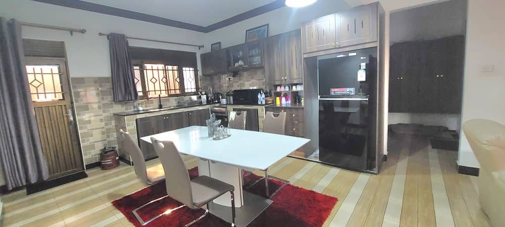 shukranproperty's tweet image. NAMUGONGO TOWN.
#4bedrooms #3bathrooms sitting and dining rooms kitchen and #3boy-s_quarters.
Seated on #18Decimals with ready title.
Priced at #310millions.
Call 0706592177