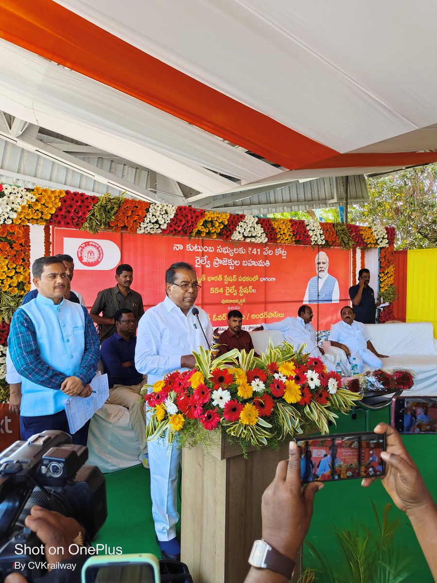 Kalyankhsatriya's tweet photo. Honorable Member Of Parlament Gadwal MP Sir Giving Speech About Amrit Bharat Station Scheme
#ModiSarkarKiGuarantee
 #RailInfra4Bharat
 #amritbharatstationscheme
 #railinfra4bharat
 #railinfra4telangana
 #gadwal #scrailwayindia @drmhyb @SCRailwayIndia @RailfansScr #abss https://t.co/eoRTr4P5mX