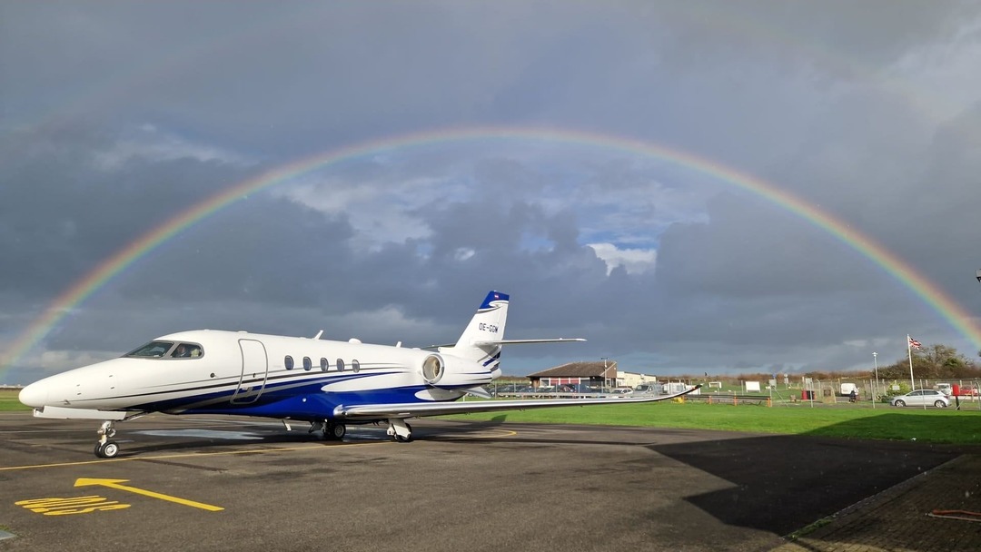 Rainbow vibes to kick off your week! ✈️