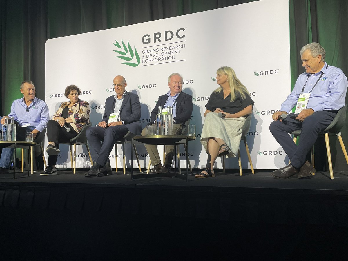 SoilsWest's tweet photo. Talking careers @GRDCWest #GrainsUpdates. The grains sector professionalism, collegiality and research are highlights of the industry. We need to attract and find out how to retain our workforce. https://t.co/RCdW1PzfkL