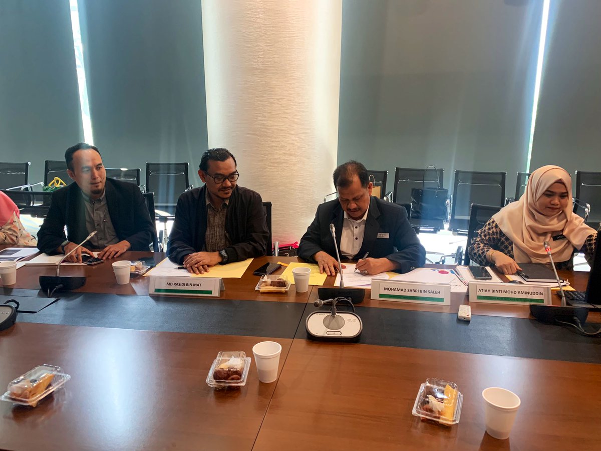 CASKT_JKR's tweet photo. 23 Feb 2024 - Telah berlangsung Sesi Penyerahan Sistem Penarafan Hijau (e-pH JKR) Fasa 1 yg diserahkan oleh BTM @btm_cdpk kpd @CASKT_JKR bertempat di Blok G. Turut hadir YBhg. Dato' Ir. Ts. Haji Masri bin Baharuddin​@masribaharuddin, Pengarah CDKP.

@IPJKR_Official  
@RinnaSiow https://t.co/0Di4lSeY1O