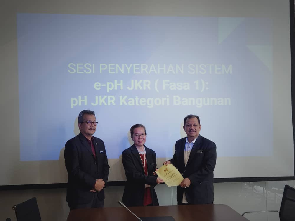 CASKT_JKR's tweet photo. 23 Feb 2024 - Telah berlangsung Sesi Penyerahan Sistem Penarafan Hijau (e-pH JKR) Fasa 1 yg diserahkan oleh BTM @btm_cdpk kpd @CASKT_JKR bertempat di Blok G. Turut hadir YBhg. Dato' Ir. Ts. Haji Masri bin Baharuddin​@masribaharuddin, Pengarah CDKP.

@IPJKR_Official  
@RinnaSiow https://t.co/0Di4lSeY1O