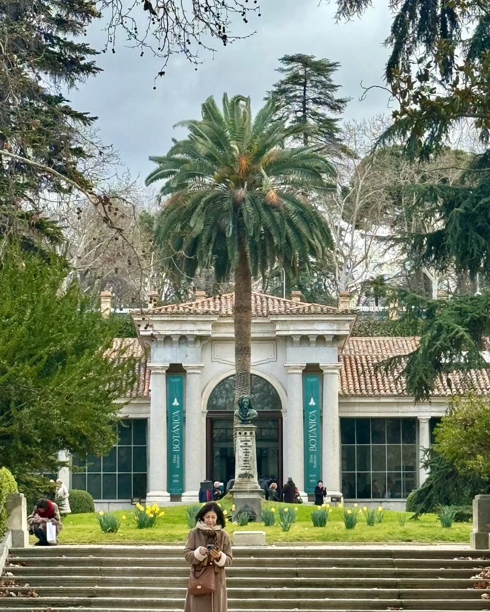 RJBOTANICO's tweet image. Resumen gráfico del ambiente que ha tenido la exposición: ELLAS ILUSTRAN BOTÁNICA el fin de semana. El entusiasmo con la belleza de las obras expuestas ha sido increíble. Gracias por la gran acogida.📷: @Adellanotte 🙏
📍: Pabellón Villanueva. @RJBOTANICO 
🗓️: Hasta 18 MAY