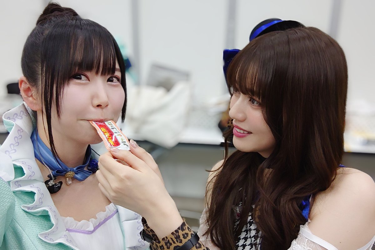 koiwai_kotori's tweet photo. 【ご報告】

今日から、ゆきよ(@yukiyofujii0508)の猫になります🙇🐾

はっちゃん先輩よろしくな😺

(※声優用チュール(ねんじあん)で餌付けして頂いた図)

#imas_ml_10th 
#imas_ml_10th_act4 https://t.co/jjtnGTBFGp