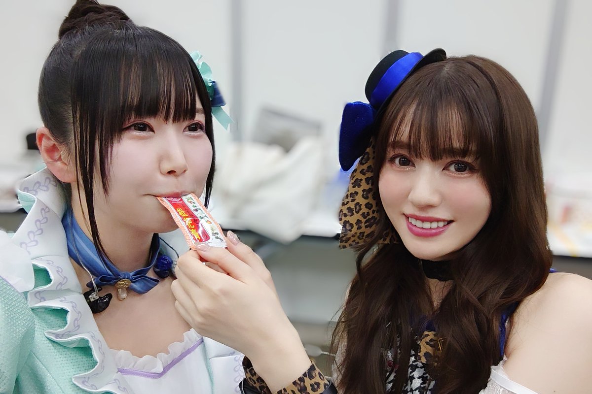 koiwai_kotori's tweet photo. 【ご報告】

今日から、ゆきよ(@yukiyofujii0508)の猫になります🙇🐾

はっちゃん先輩よろしくな😺

(※声優用チュール(ねんじあん)で餌付けして頂いた図)

#imas_ml_10th 
#imas_ml_10th_act4 https://t.co/jjtnGTBFGp