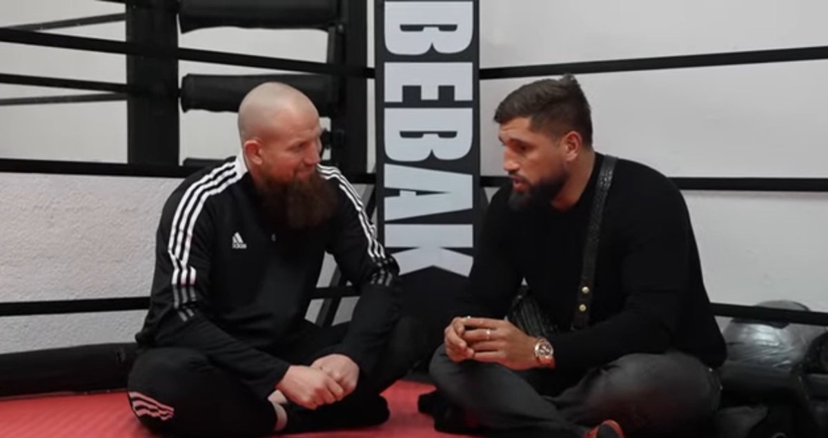 luk_bre's tweet image. Der Profiboxer Senad Gashi hat ein Video mit dem #Salafisten #PierreVogel veröffentlicht. Darin besucht er Vogel in einer Kampfsportschule in #Bergheim bei #Köln - in der der #Salafist Kinder am Boxsack trainiert.
nw.de/nachrichten/zw… 1/6