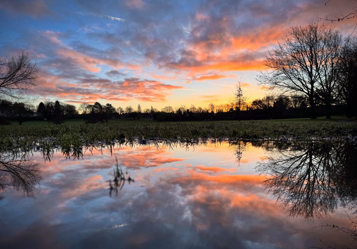 Dammo's tweet photo. Rain, rain go away but please leave the puddles!
#visitknowle
----
#sharemondays2024 #fsprintmonday #wexmondays #appicoftheweek #APSmartphonePicoftheWeek #puddlephotography https://t.co/pTIe27iDeT
