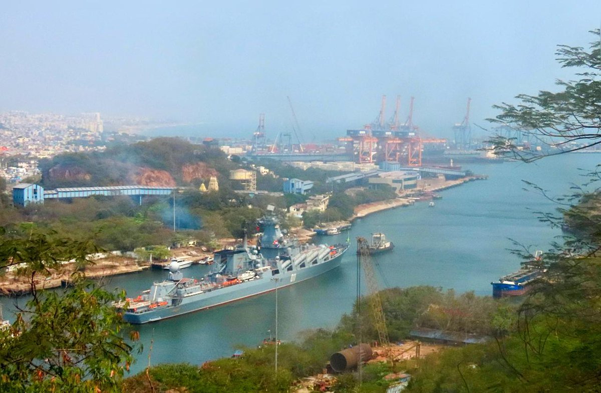 #MILAN2024
The sea phase kicked off with a remarkable display of cooperation among ships & aircraft from friendly foreign nations alongside @indiannavy. 
The high-intensity sea phase spanning air, surface & undersea domains, commenced with a powerful showcase of naval prowess