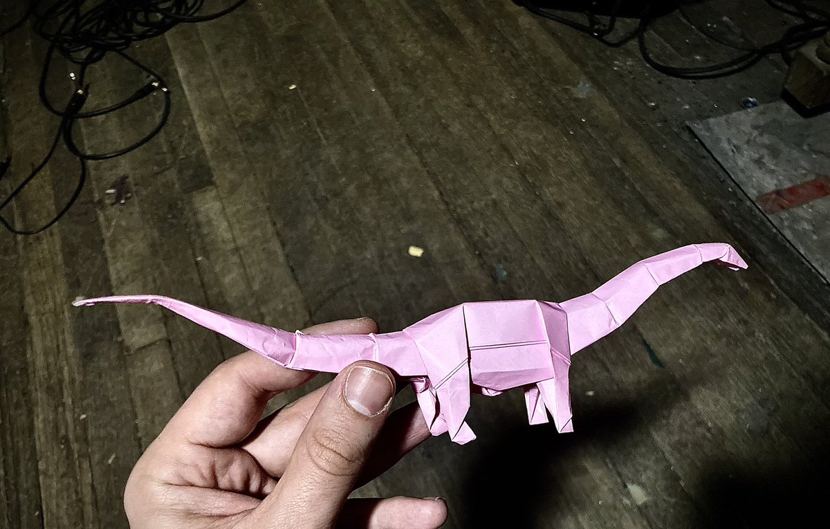 Diplodocus for #SauropodSunday
Design by Shuki Kato
Diagrams in Origami Nature Study

ディプロドクス
創作　シュキ・カトさん
折り図　Origami Nature Study
用紙　25cm折り紙用紙

#恐竜 #折り紙作品